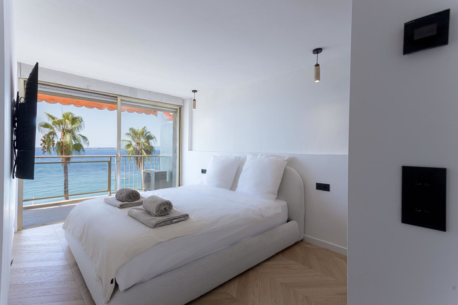 Chambre face à la mer, palmiers et baie de Juan-les-Pins