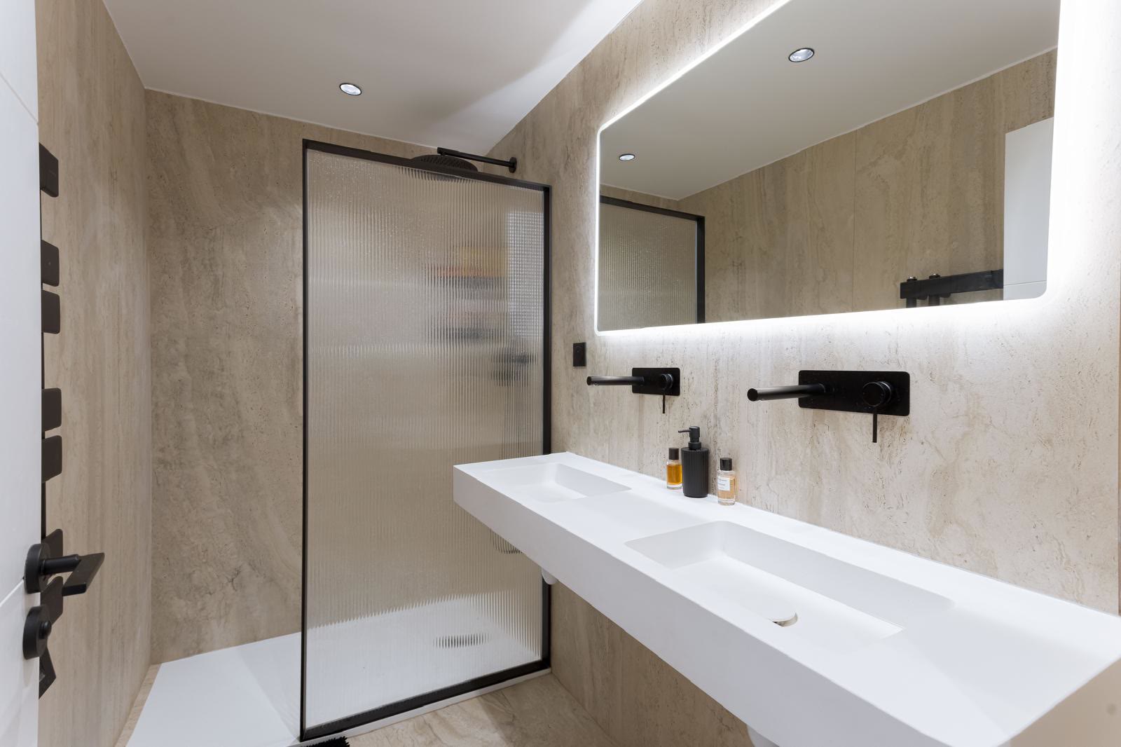 Salle de bain en travertin, double vasque et douche à l'italienne