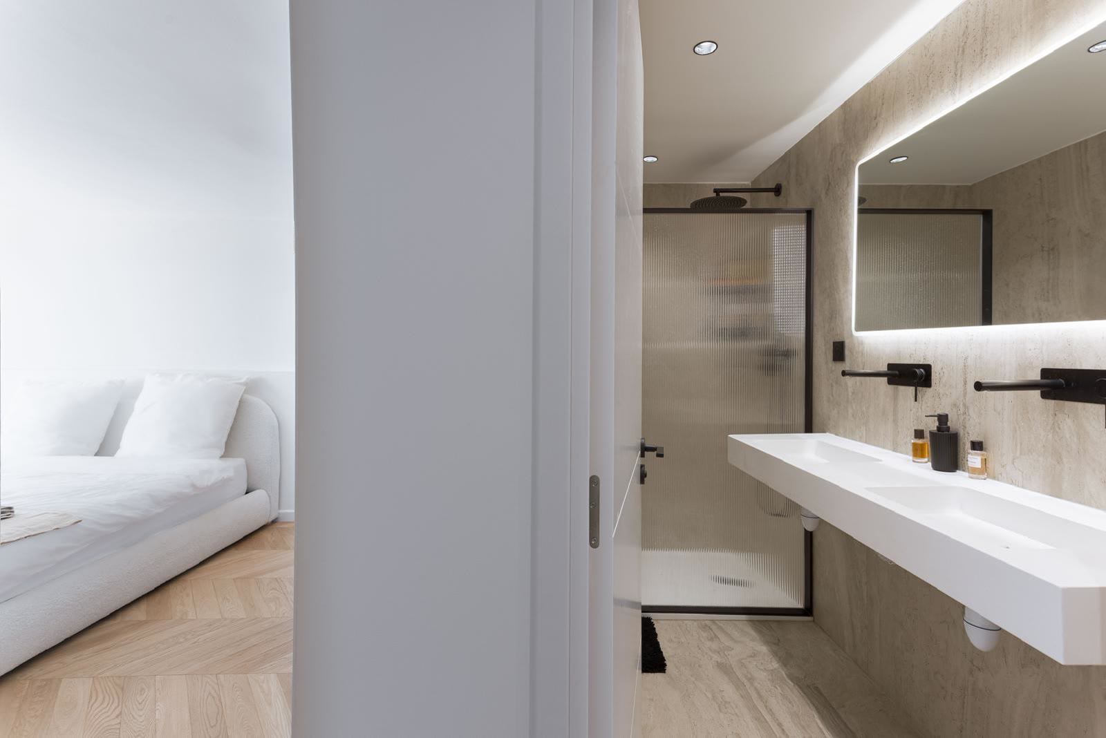 Suite : chambre et salle de bain attenante