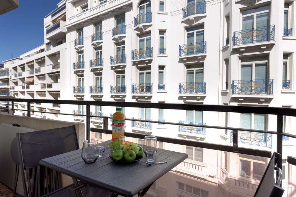 Le balcon de L'Unique Maubourg face aux façades de Cannes